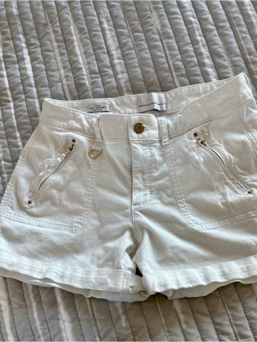 WHBM Mid Rise Pret a Play 4 1/2 in white shorts size 4